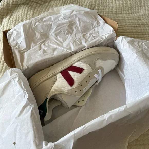 NIB Veja V-10 B-Mesh White Marsala Burgundy Brittany Sneakers - Picture 2 of 4